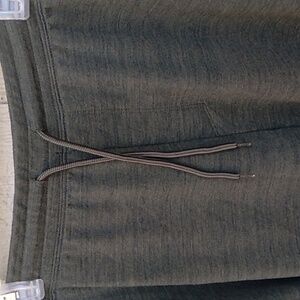 Athletic Works 2XL (44-46) color green army heather and side pockets. Waist ties